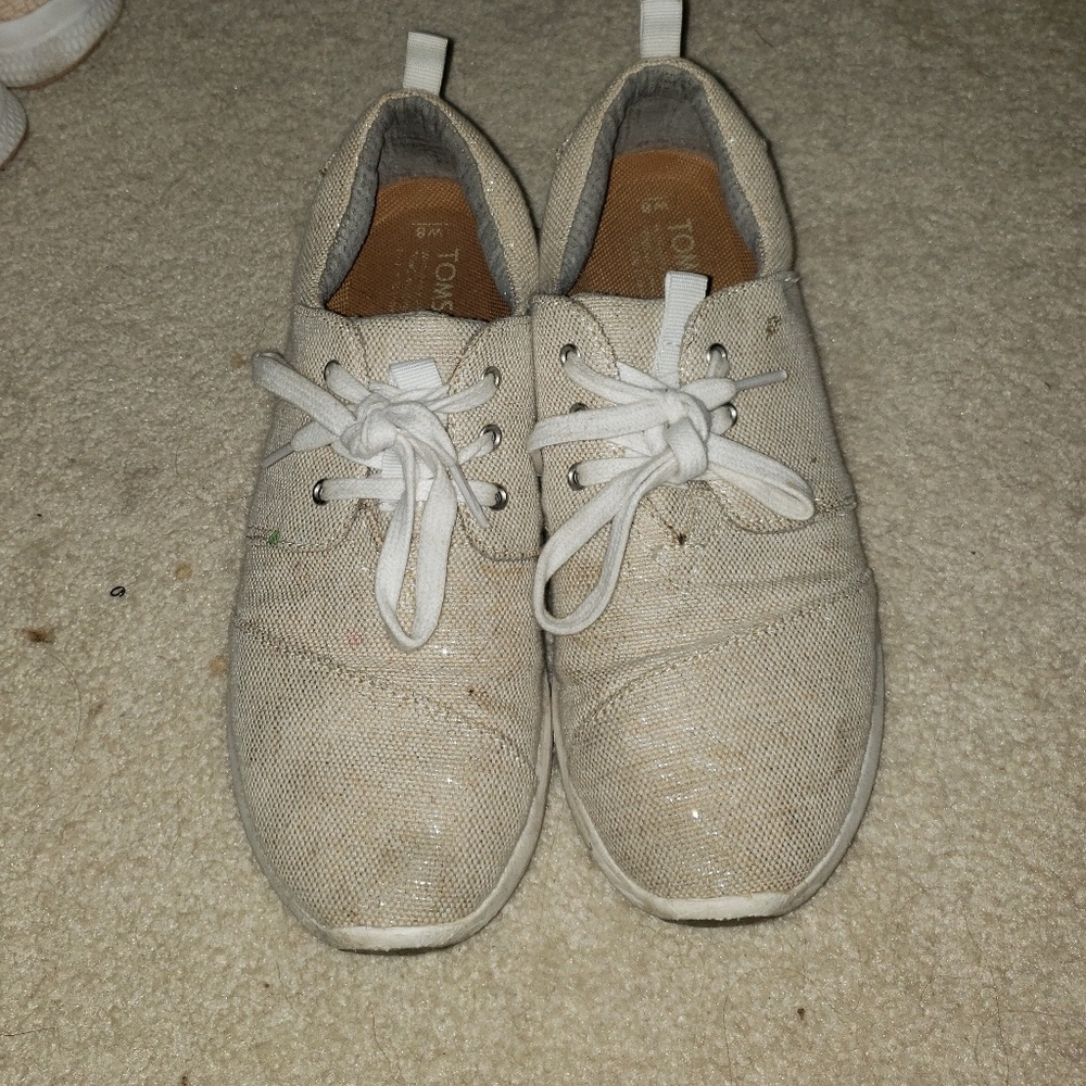 Tennis shoes